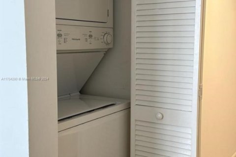 Condo in Miami, Florida, 1 bedroom  № 1457109 - photo 13