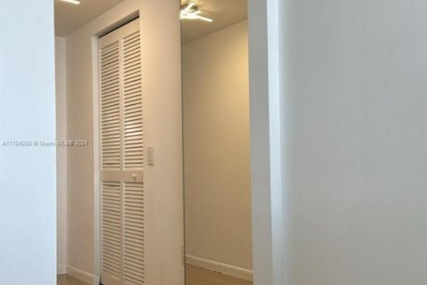 Condo in Miami, Florida, 1 bedroom  № 1457109 - photo 25