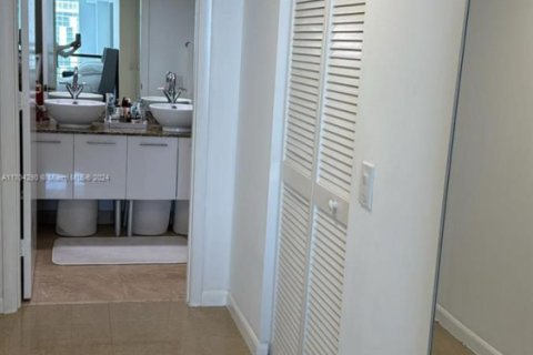 Condo in Miami, Florida, 1 bedroom  № 1457109 - photo 27