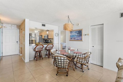 Condo in Saint Petersburg, Florida, 2 bedrooms № 2110269 - photo 11