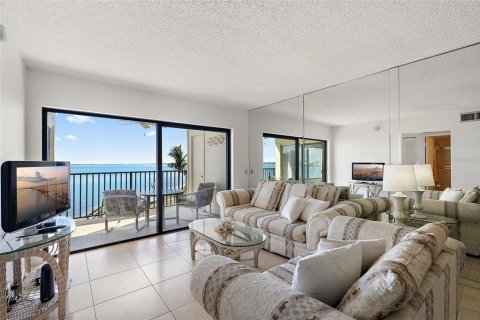 Condo in Saint Petersburg, Florida, 2 bedrooms № 2110269 - photo 12