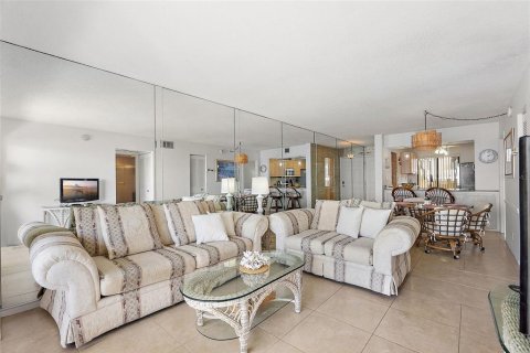 Condo in Saint Petersburg, Florida, 2 bedrooms № 2110269 - photo 13