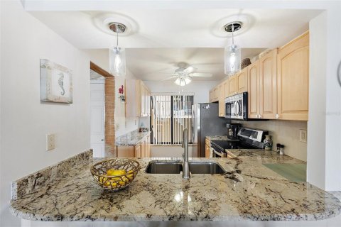 Condo in Saint Petersburg, Florida, 2 bedrooms № 2110269 - photo 7