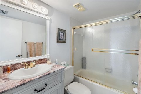 Condo in Saint Petersburg, Florida, 2 bedrooms № 2110269 - photo 17