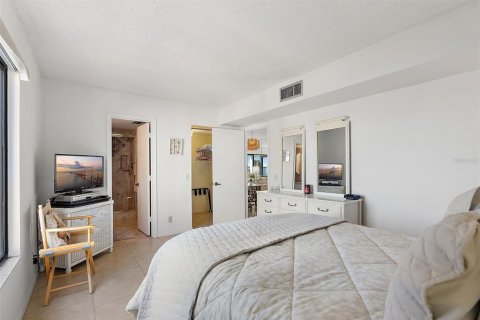 Condo in Saint Petersburg, Florida, 2 bedrooms № 2110269 - photo 25