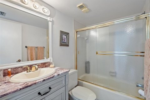 Condo in Saint Petersburg, Florida, 2 bedrooms № 2110269 - photo 21