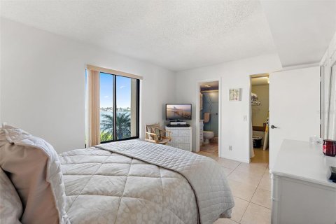 Condo in Saint Petersburg, Florida, 2 bedrooms № 2110269 - photo 26