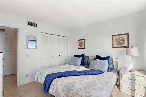 Condo in Saint Petersburg, Florida, 2 bedrooms № 2110269 - photo 20