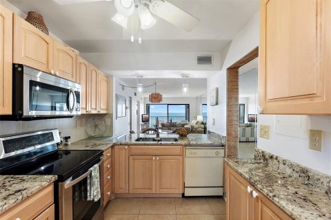 Condo in Saint Petersburg, Florida, 2 bedrooms № 2110269 - photo 9