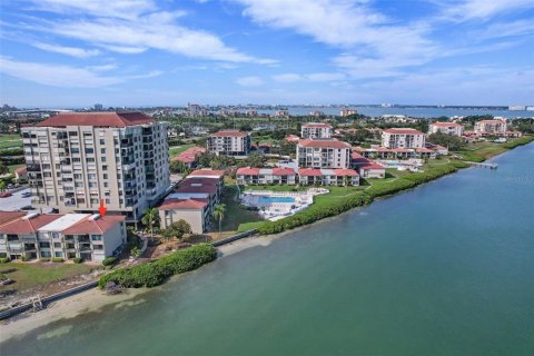 Condo in Saint Petersburg, Florida, 2 bedrooms № 2110269 - photo 29