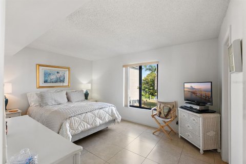 Condo in Saint Petersburg, Florida, 2 bedrooms № 2110269 - photo 14