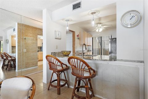 Condo in Saint Petersburg, Florida, 2 bedrooms № 2110269 - photo 8