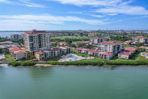Condo in Saint Petersburg, Florida, 2 bedrooms № 2110269 - photo 28