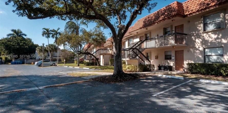 Кондоминиум с 2 спальнями в Санрайз, Флорида № 2038793