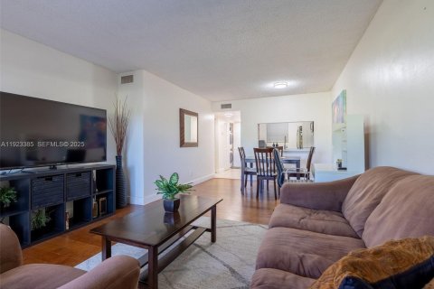 Купить кондоминиум в Санрайз, Флорида 2 спальни, 74.32м2, № 2038793 - фото 11