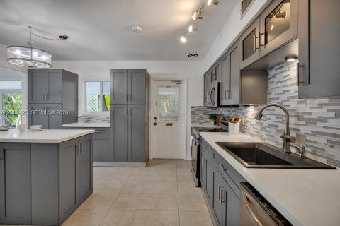 House in Miami, Florida 3 bedrooms, 125.6 sq.m. № 2067663 - photo 15