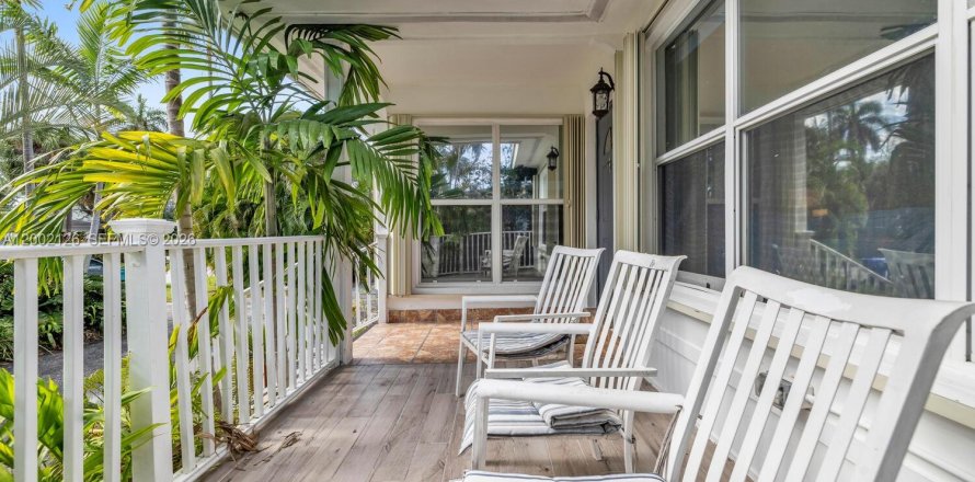 House in Miami, Florida 3 bedrooms, 125.6 sq.m. № 2067663