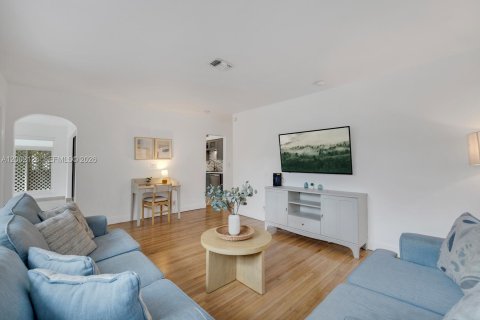 House in Miami, Florida 3 bedrooms, 125.6 sq.m. № 2067663 - photo 11