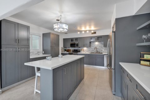 House in Miami, Florida 3 bedrooms, 125.6 sq.m. № 2067663 - photo 5