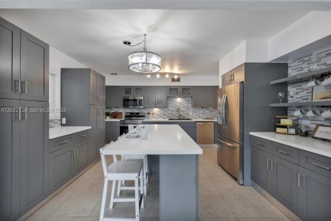 House in Miami, Florida 3 bedrooms, 125.6 sq.m. № 2067663 - photo 14