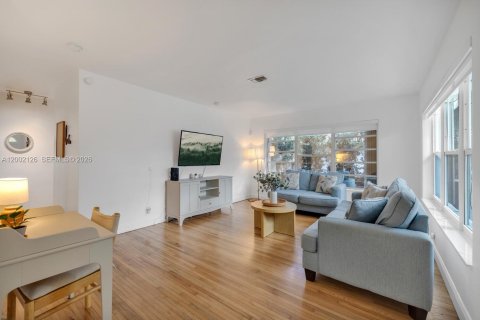 House in Miami, Florida 3 bedrooms, 125.6 sq.m. № 2067663 - photo 4