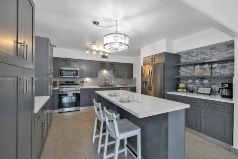 House in Miami, Florida 3 bedrooms, 125.6 sq.m. № 2067663 - photo 2