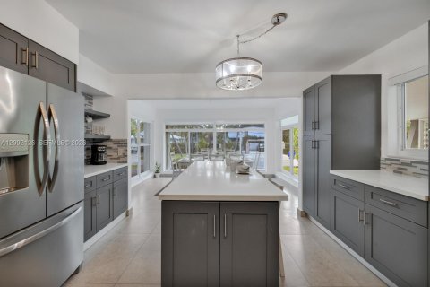 House in Miami, Florida 3 bedrooms, 125.6 sq.m. № 2067663 - photo 16