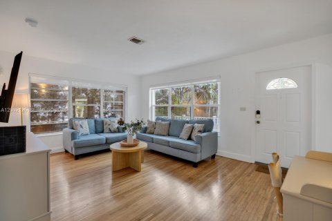 House in Miami, Florida 3 bedrooms, 125.6 sq.m. № 2067663 - photo 10