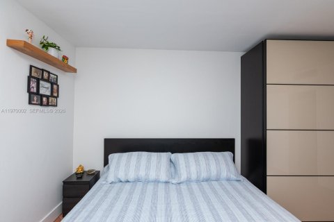 Condo in Miami Beach, Florida, 1 bedroom № 2030905 - photo 12