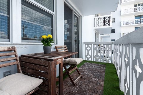 Condo in Miami Beach, Florida, 1 bedroom № 2030905 - photo 19