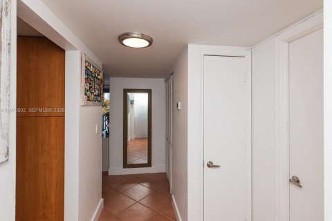 Condo in Miami Beach, Florida, 1 bedroom № 2030905 - photo 23