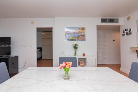 Condo in Miami Beach, Florida, 1 bedroom № 2030905 - photo 9