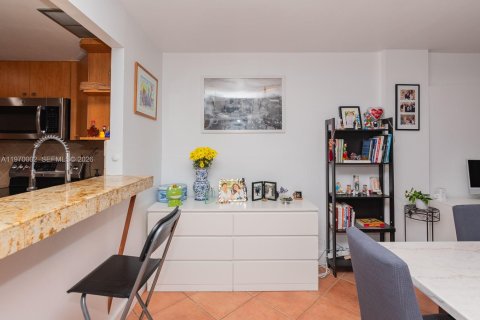 Condo in Miami Beach, Florida, 1 bedroom № 2030905 - photo 6