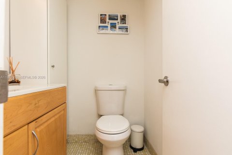Condo in Miami Beach, Florida, 1 bedroom № 2030905 - photo 25