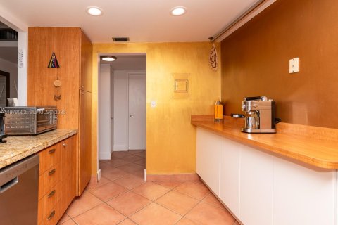 Condo in Miami Beach, Florida, 1 bedroom № 2030905 - photo 2