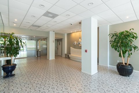 Condo in Miami Beach, Florida, 1 bedroom № 2030905 - photo 30