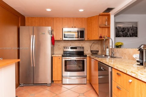 Condo in Miami Beach, Florida, 1 bedroom № 2030905 - photo 3