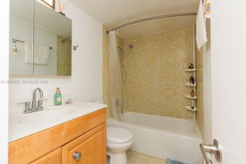Condo in Miami Beach, Florida, 1 bedroom № 2030905 - photo 14