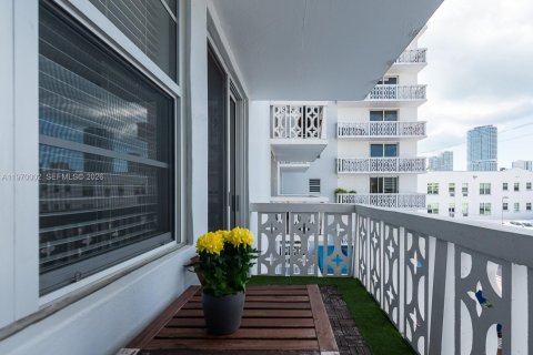 Condo in Miami Beach, Florida, 1 bedroom № 2030905 - photo 21