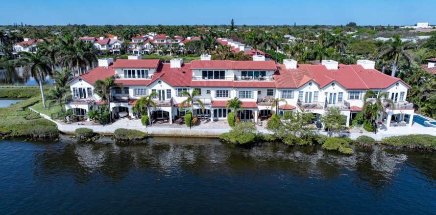 Townhouse in Delray Beach, Florida 3 bedrooms, 308.16 sq.m. № 1051150