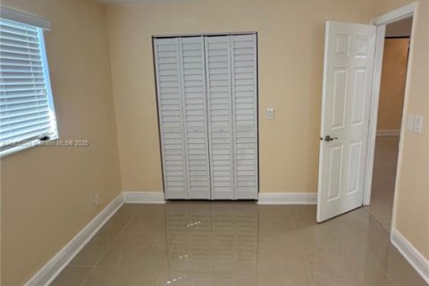 Снять в аренду виллу или дом в Лейк-Уорт, Флорида 2 спальни, 95.5м2, № 1956156 - фото 9