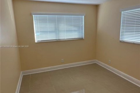 Снять в аренду виллу или дом в Лейк-Уорт, Флорида 2 спальни, 95.5м2, № 1956156 - фото 10