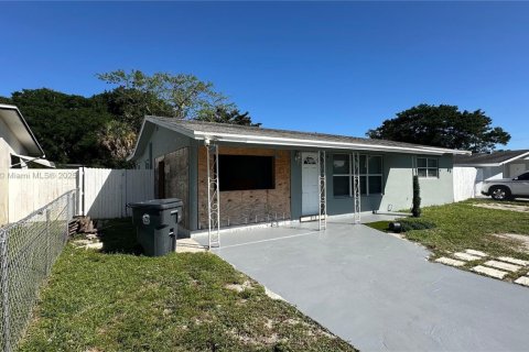 Снять в аренду виллу или дом в Лейк-Уорт, Флорида 2 спальни, 95.5м2, № 1956156 - фото 1