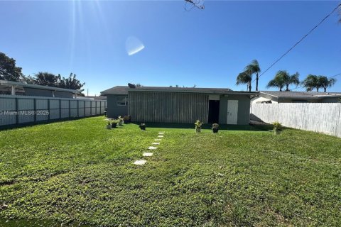 Снять в аренду виллу или дом в Лейк-Уорт, Флорида 2 спальни, 95.5м2, № 1956156 - фото 11