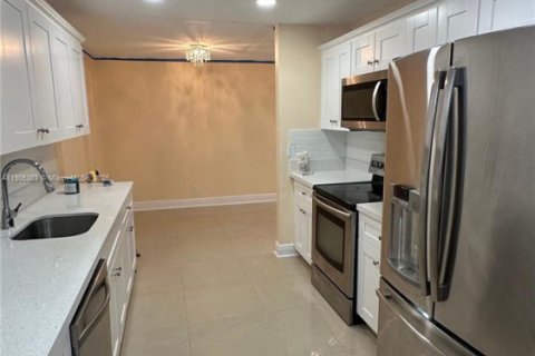 Снять в аренду виллу или дом в Лейк-Уорт, Флорида 2 спальни, 95.5м2, № 1956156 - фото 2