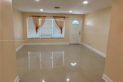 Снять в аренду виллу или дом в Лейк-Уорт, Флорида 2 спальни, 95.5м2, № 1956156 - фото 3