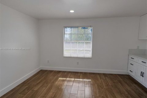 Снять в аренду коммерческую недвижимость в Халландейл-Бич, Флорида 1 спальня, 215.63м2, № 1937440 - фото 1