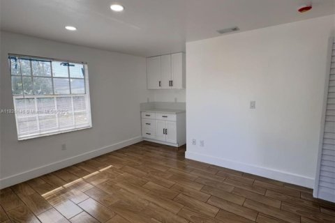 Снять в аренду коммерческую недвижимость в Халландейл-Бич, Флорида 1 спальня, 215.63м2, № 1937440 - фото 3