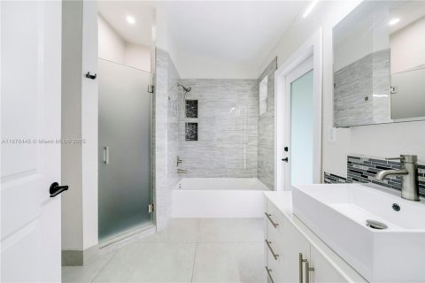 House in Cutler Bay, Florida 4 bedrooms, 197.7 sq.m. № 1921484 - photo 11