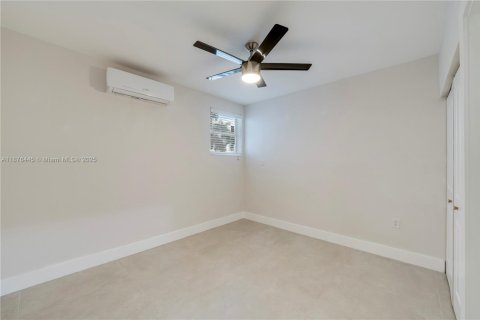 House in Cutler Bay, Florida 4 bedrooms, 197.7 sq.m. № 1921484 - photo 17